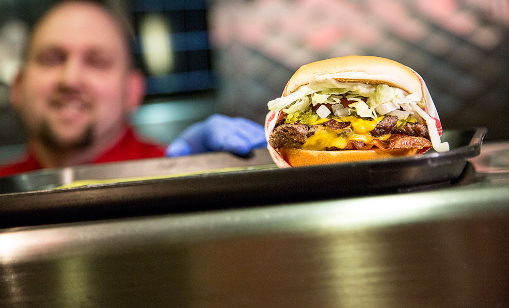 fatburger-serving